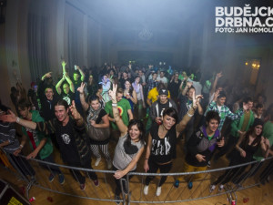 Ve Slavii pařilo přes sedm set lidí