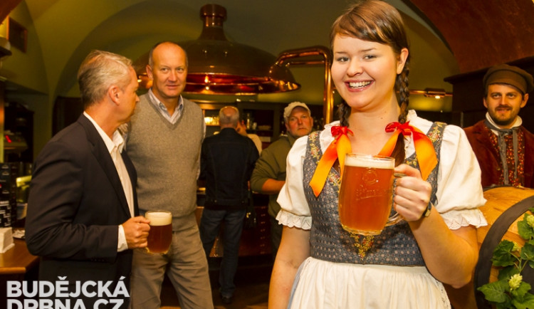 Koňský povoz přivezl do Budějc dubové sudy s nefiltrovaným plzeňským ležákem