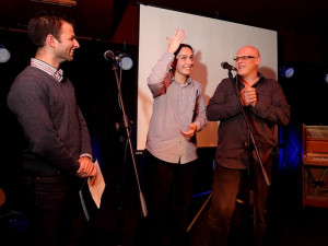 Budějcký divadelní herec Luděk Šindelář (vpravo), člen poroty, přišel vyhlásit cenu za nejlepší herecké výkony