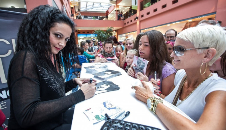 Lucie Bílá při autogramiádě v budějckém IGY Centru