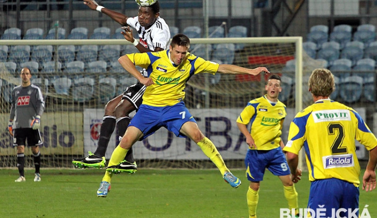 Momentka z minulého domácího zápasu Dynama proti Zlínu. V hlavičkovém souboji právě dominuje Simon Deli