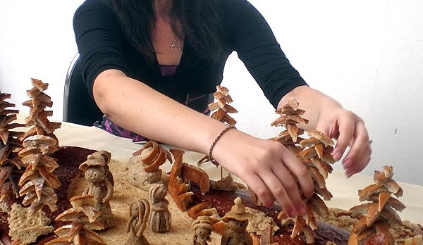 Studentka prvního ročníku oboru aranžér Zdeňka Skořepová upravuje část betlému