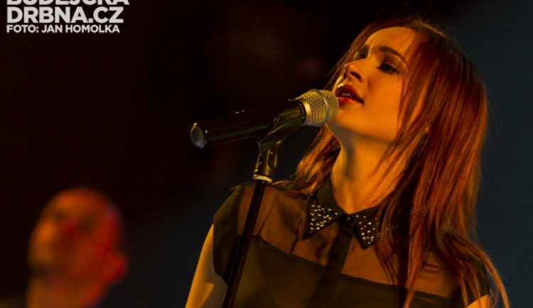 Kristína při koncertě v budějckém DK Metropol
