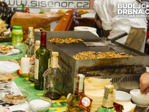 Pečení červi a sarančata