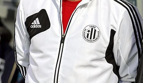 Trenér Pavel Hoftych má důvod k radosti, se svými svěřenci veze ze hřiště Třince všechny body