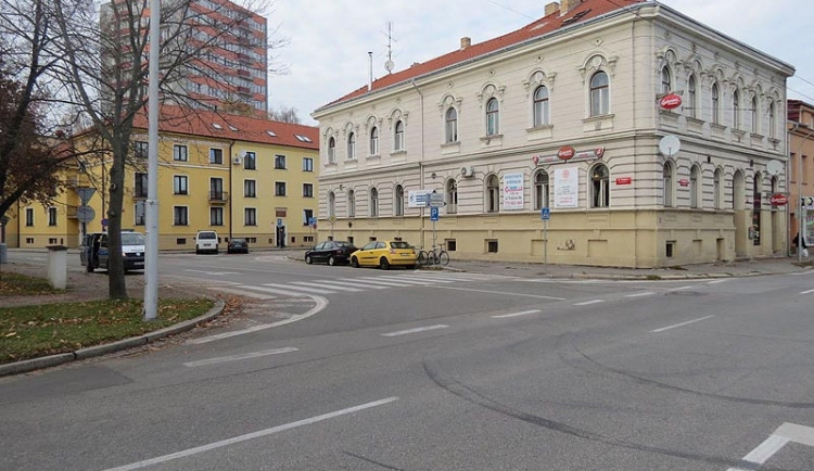 Nehoda se stala na přechodu pro chodce vedle Restaurace U Kanonu