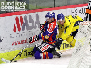 Domácí útočník Petr Šachl před Tomášem Rodem