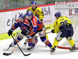 Václav Skuhravý se Zdeňkem Ondřejem (zleva) kryjí puk před ústeckými obránci