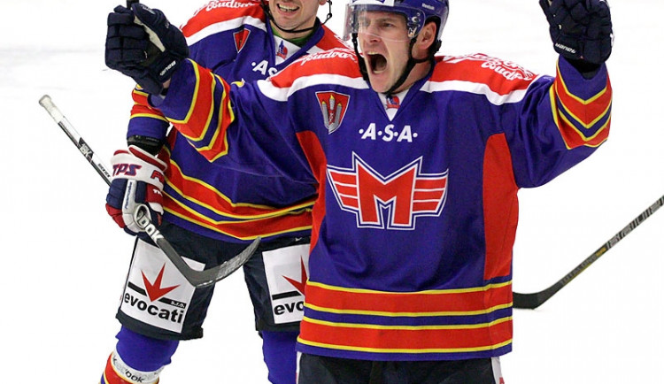 Václav Skuhravý slaví svou branku, za ním Miroslav Třetina