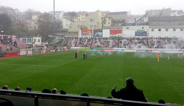 Fanoušci Dynama pobíhající na trávníku Viktorie Žižkov