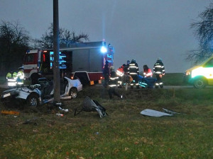 Zdemolovaný Peugeot 306 po ranní nehodě nedaleko Týna nad Vltavou