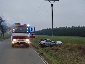 Peugeot 306  narazil do sloupu