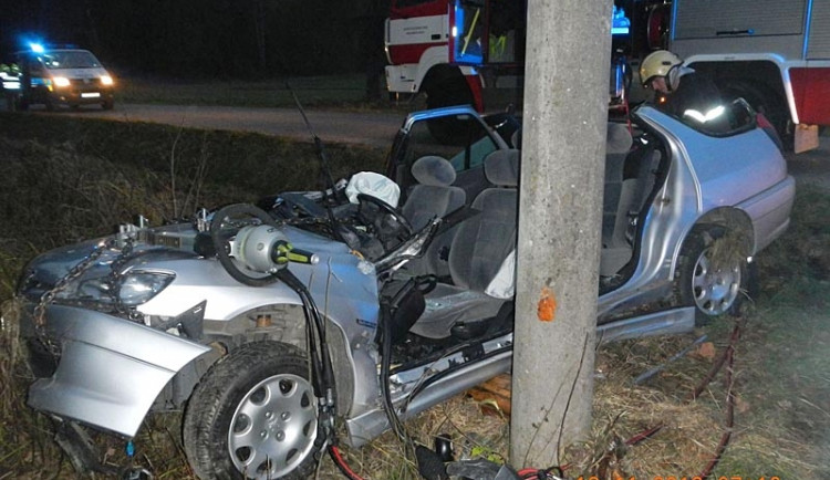 Zdemolovaný Peugeot 306 po ranní nehodě nedaleko Týna nad Vltavou