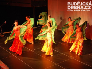 Ladný tanec s šátky