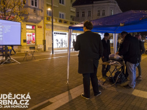 Promítání filmu Pozemšťané na Lannově třídě