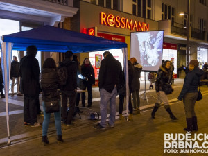 Promítání filmu Pozemšťané na Lannově třídě