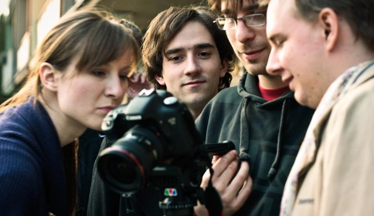 Herec v hlavní roli Matouš Ruml se zaujetím pozoruje svůj výkon ve filmu Marinka od režiséra Lukáše Koláčka