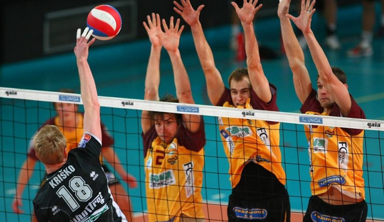 Michal Kriško smečuje do trojitého libereckého bloku