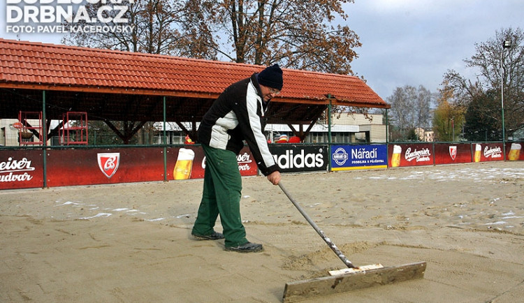 Zaměstnanec Beach klubu České Budějovice připravuje kurty, na kterých vznikne kluziště