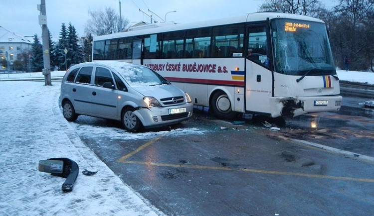 Srážka autobusu, trolejbusu a osobního automobilu na Lidické