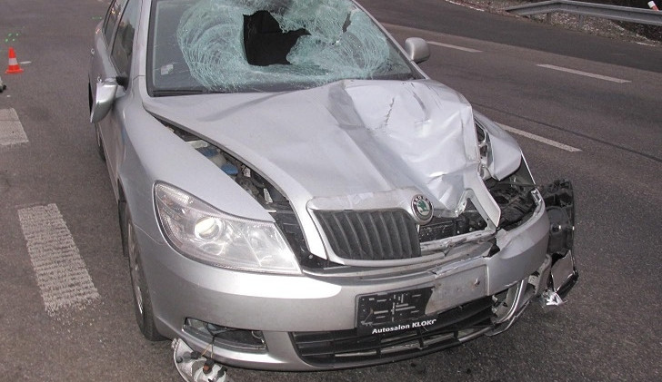 Škoda Octavia po střetu s mladíkem