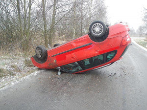 Škoda Fabia Combi skončila u Olešníku na střeše