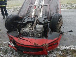 Škoda Fabia Combi skončila u Olešníku na střeše