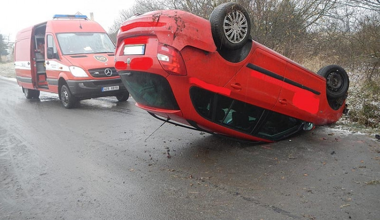 Škoda Fabia Combi skončila u Olešníku na střeše