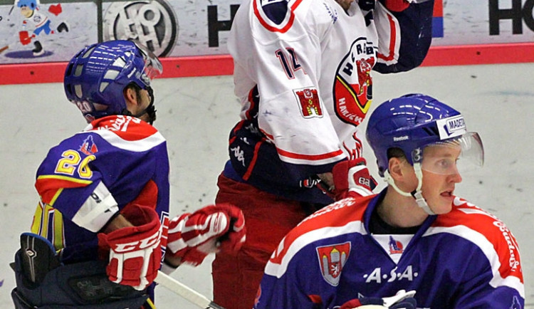 Havlíčkův Brod byl úplně prvním soupeřem Motoru v 1. lize. Na snímku Prokop sleduje počínání hostujícího Endála