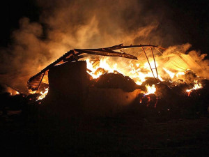 Požár skladu slámy v Čejkovicích