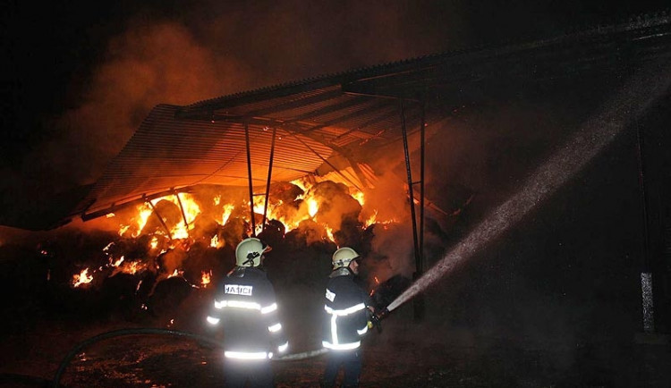 Požár skladu slámy v Čejkovicích