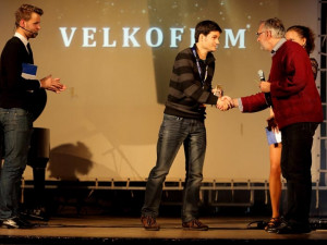 David Březina, režisér filmu The Death Contract, přebírá ocenění z rukou Libora Grubhoffera, rektora Jihočeské univerzity