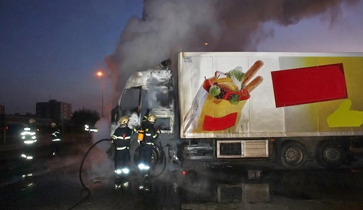 Požár kamionu v Dubenské ulici