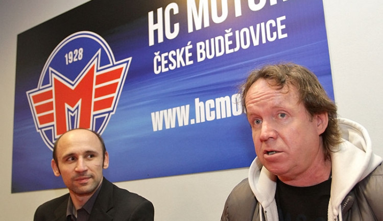 Nový trenér Motoru Petr Rosol (vpravo) jen pár hodin po podpisu kontraktu v Českých Budějovicích