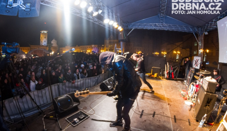 Rocková sobota přilákala na náměstí přes tři tisíce lidí