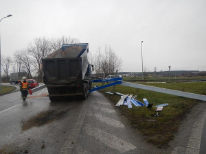 Nákladní automobil zničil dopravní návěst na kruhovém objezdu na Okružní ulici