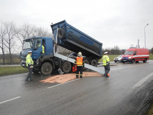 Nákladní automobil zničil dopravní návěst na kruhovém objezdu na Okružní ulici