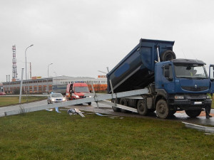 Nákladní automobil zničil dopravní návěst na kruhovém objezdu na Okružní ulici