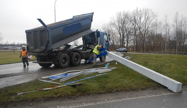 Nákladní automobil zničil dopravní návěst na kruhovém objezdu na Okružní ulici