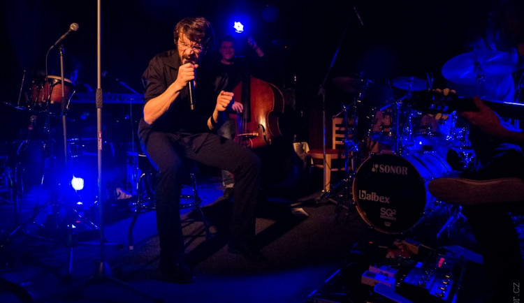 Dan Bárta a Illustratosphere v Café klubu Slavie