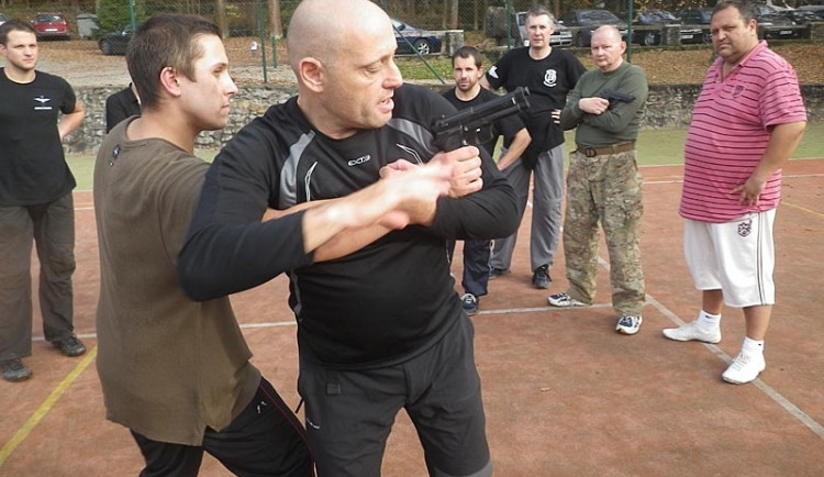 Ikona bojového systému krav maga Itay Gil při semináři v Poněšicích