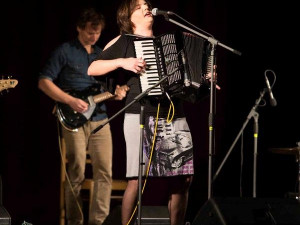 Radůza na pódiu vystřídala pět hudebních nástrojů