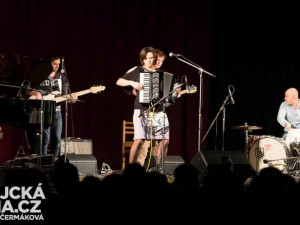 Radůza posluchače přivítala harmonikou