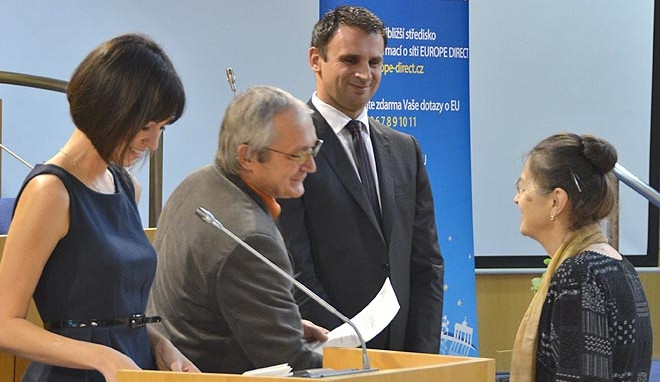 Hejtman Jiří Zimola a krajský radní pro školství Tomeš Vytiska předávají certifikát absolventům jazykových kurzů - angličtina pro seniory