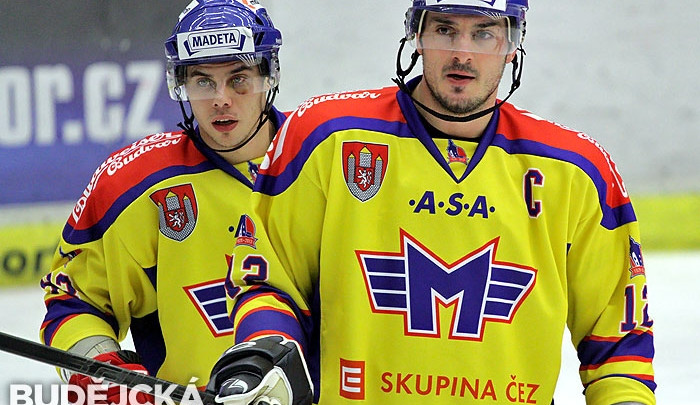 Aleš Kotalík (vpravo) utkání v Berouně rozhodl