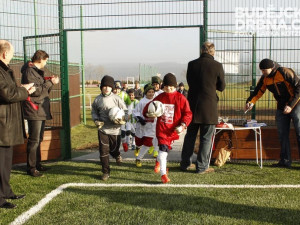 Slavnostní otevření nového fotbalového hřiště s umělým trávníkem v Roudném