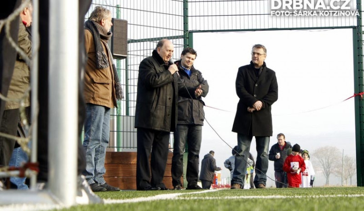 Slavnostní otevření nového fotbalového hřiště s umělým trávníkem v Roudném