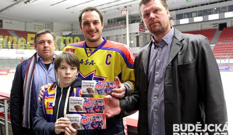 Kapitán Aleš Kotalík, prezident klubu Roman Turek a majitel společnosti REJ společně se svým synem představují nové motorácké sušenky