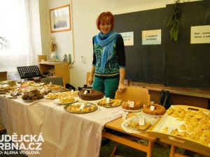 Sladkosti a punč na vánočním jarmarku nemohly chybět