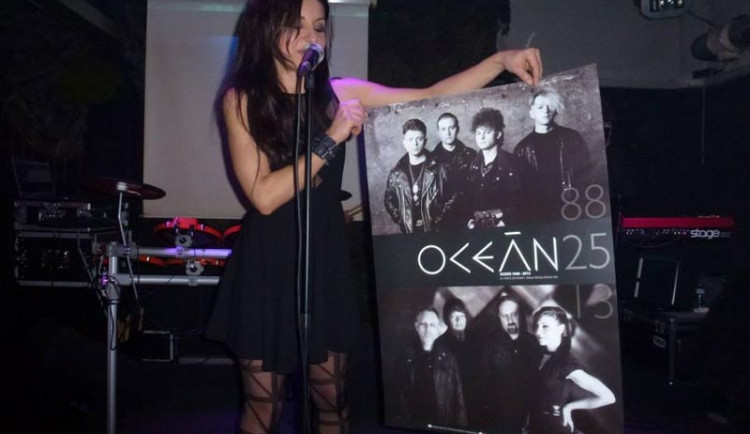 Zpěvačka Jitka Charvátová při křtu speciálního plakátu k výročí 25 let od vydání singlu Ráchel Dávná zem